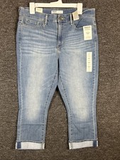 Levi Strauss Signature Women's Gold Mid-Rise Slim Fit Capri Blue Light Sz 12-w31