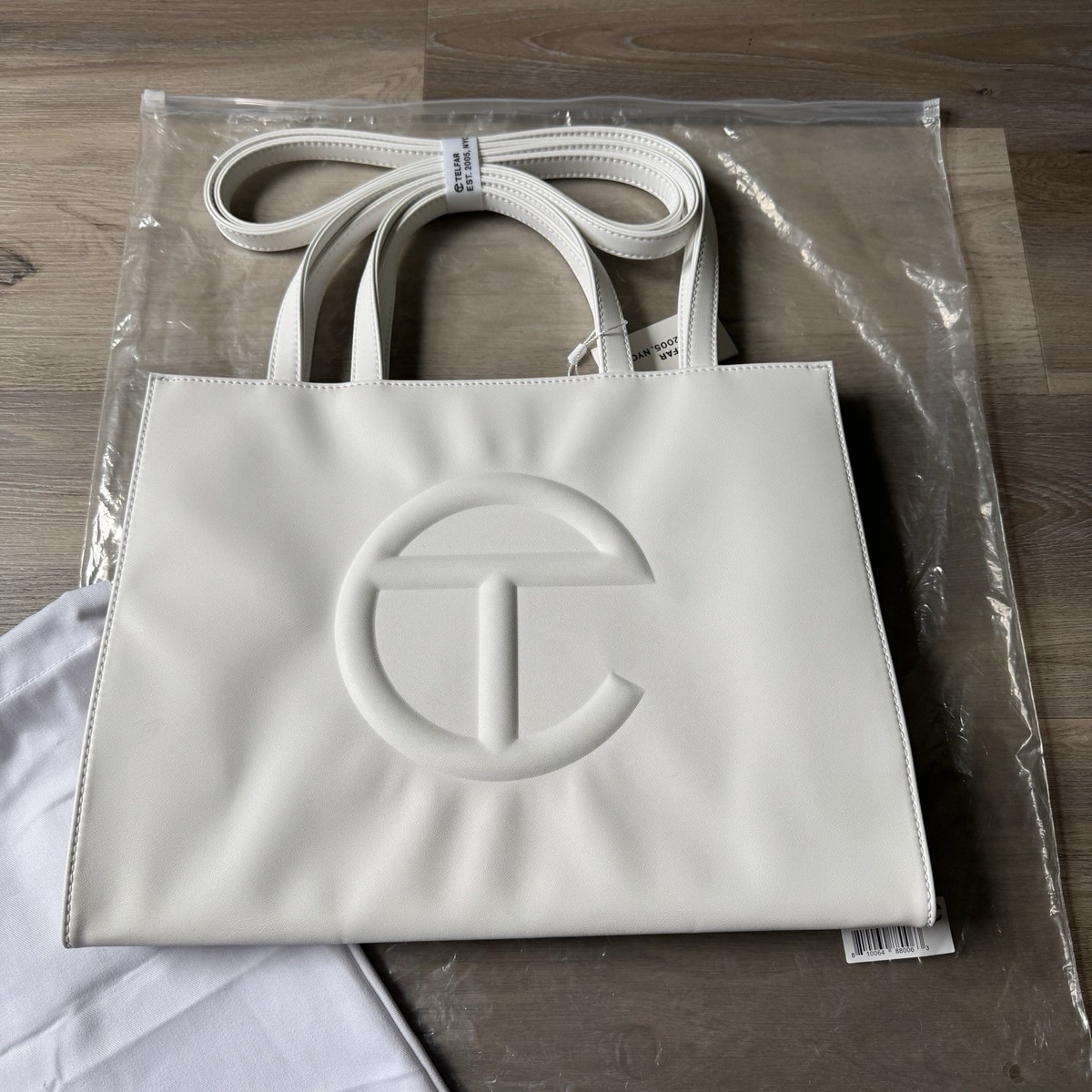 ⭐︎正規品⭐︎Telfar small ホワイト UGG x TELFAR Small Shopper Crinkle - White