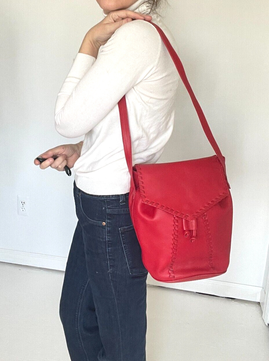 Splendida borsa rossa di Yves Saint Laurent il più grande designer di tutti i tempi