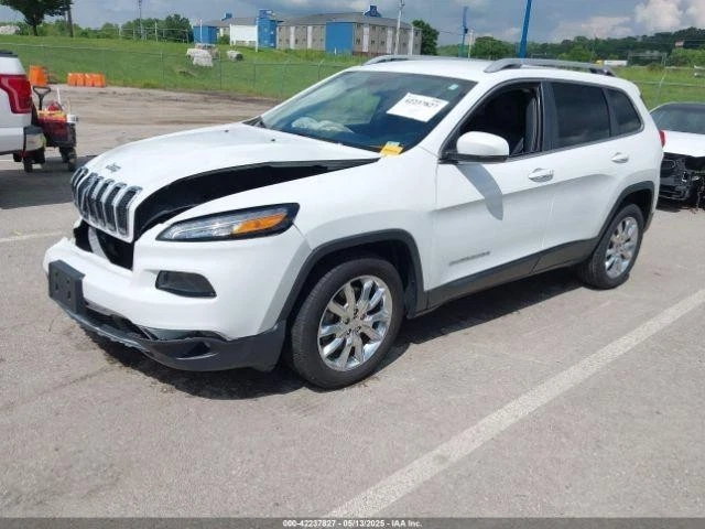 Used Rear Bumper Assembly Rear fits: 2015 Jeep Cherokee w/rear tow hook w/traile - Imagem 2 de 4