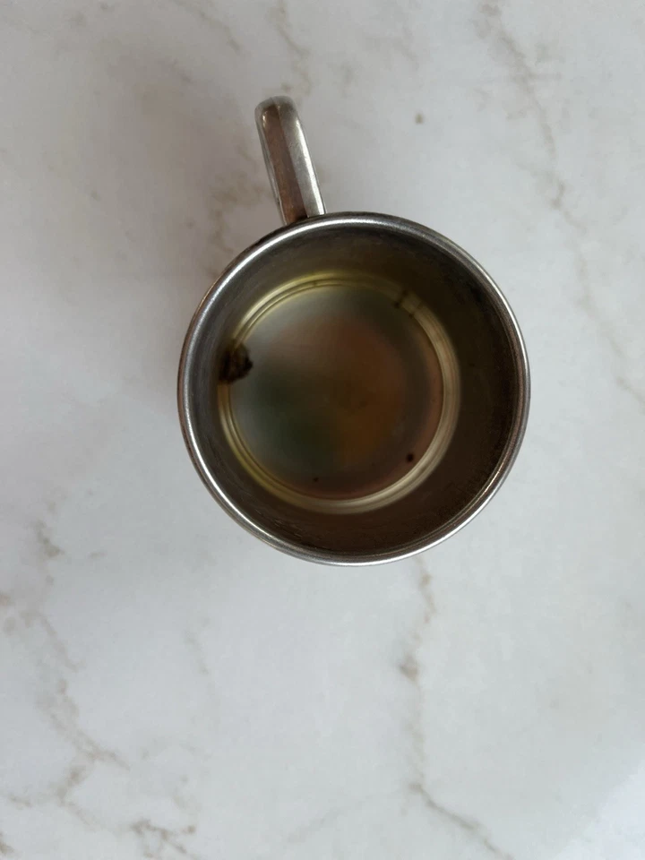 Taza pequeña Oneida Tudor enchapada con J en ella! Bastante genial 2,5 pulgadas de alto y a través Foto 4 de 4