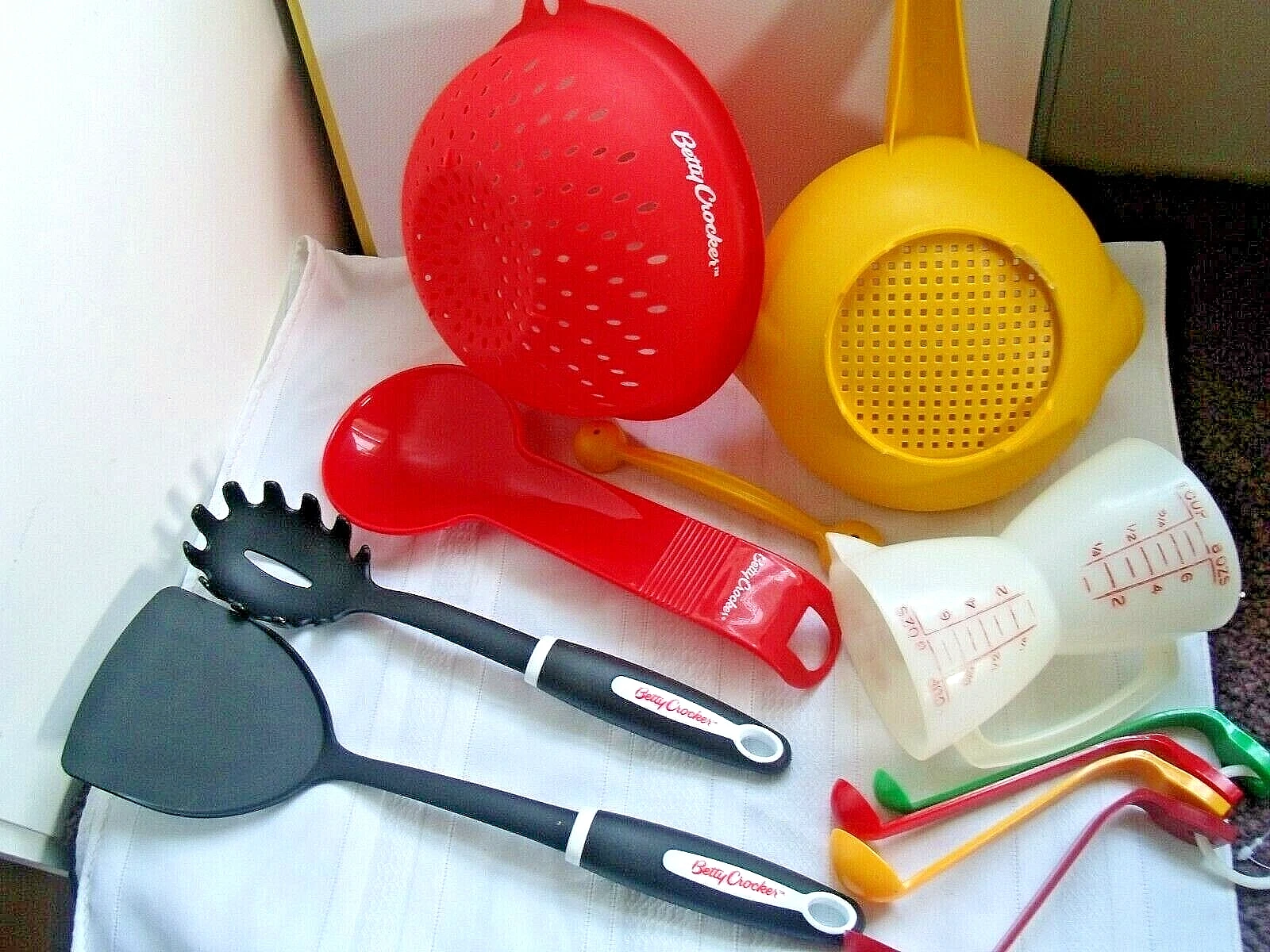 Tupperware Wet/Dry Measuring Cup, 3 Betty Crocker Items & ? Measuring Spoons