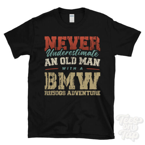 NEVER UNDERESTIMATE AN OLD MAN WITH A BMW R1150GS ADVENTURE FUNNY T-SHIRT - Afbeelding 1 van 2