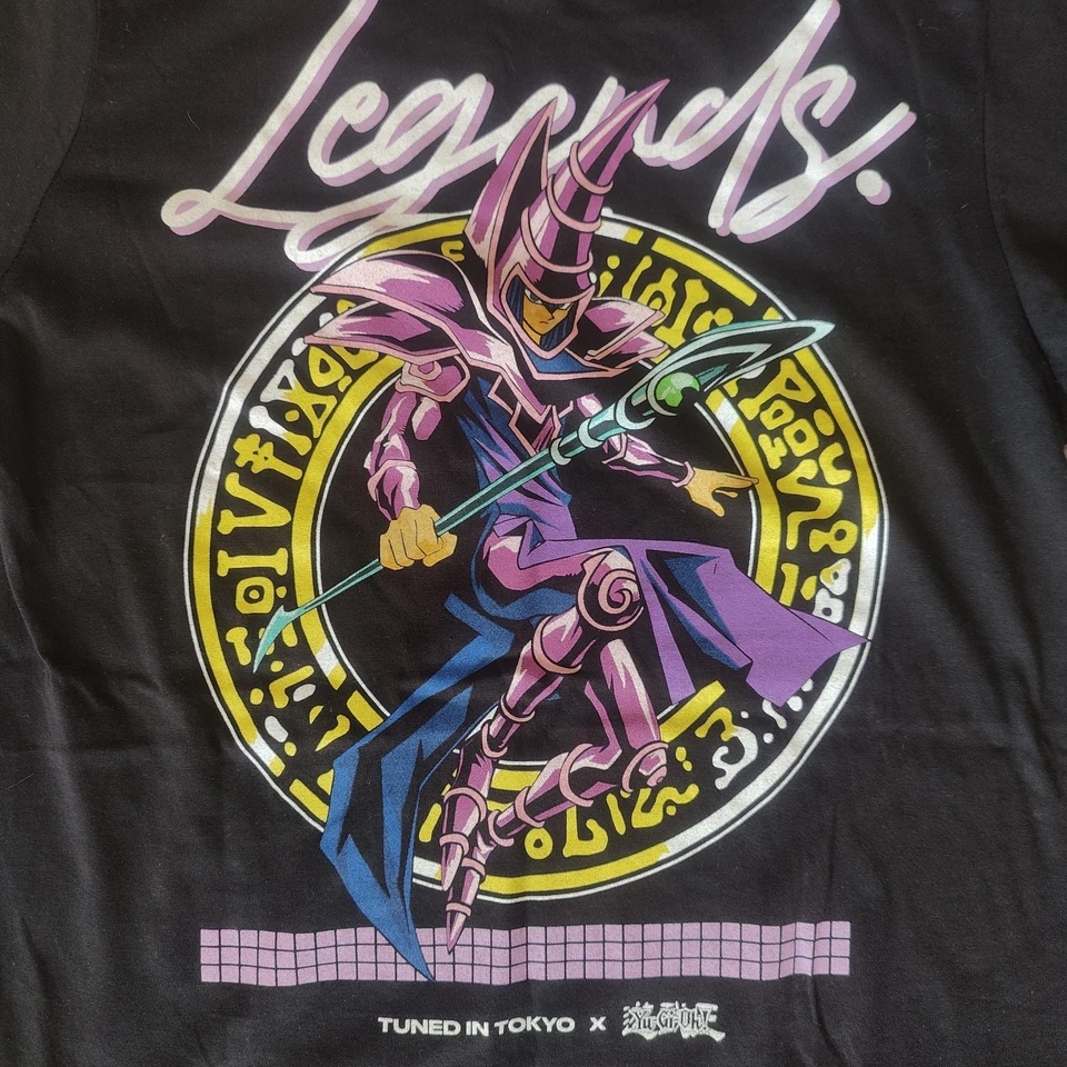 Camiseta Tuned In Tokyo x Yu-Gi-Oh Dark Magician Negra Talla S - Anime/Coche Streetwear Foto 3 de 3