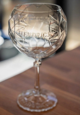 HENDRICKS GIN COPPA GLAS GESTIELT SELTEN SCHÖNES GLAS LOGO & Zitat auf Sockel
