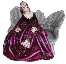 Abito Elisabetta/Marrone in Ceramica Firenze su Divano Grigio - PERFETTO