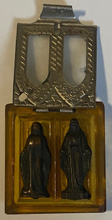 ANTIQUE WWI WWII ERA VIRGIN MARY POCKET STATUETTES WITH METAL & GLASS CASE