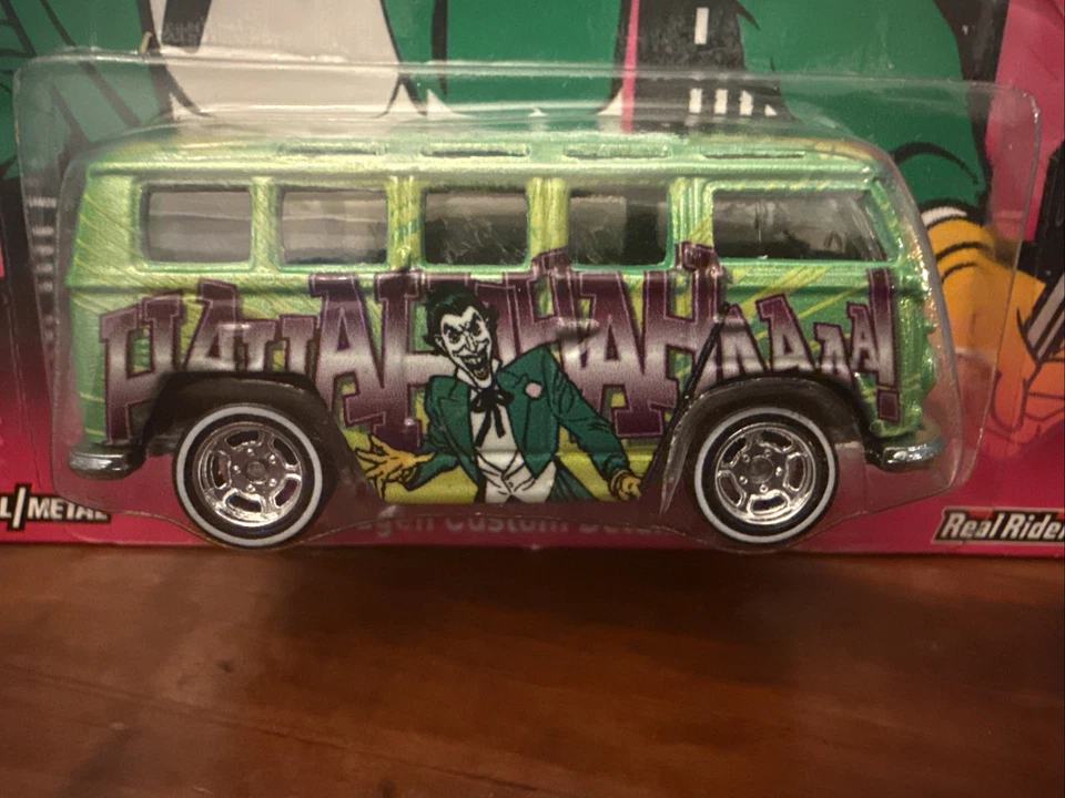 BATMAN Hot Wheels “Joker” Volkswagen Custom Deluxe Wagon verde pilotos reales 2014 Foto 3 de 4