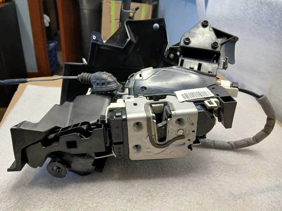 Оригинальный замок передней левой двери A2047230908 — 08–14 Mercedes C300 C350 W204 - Изображение 3 из 4