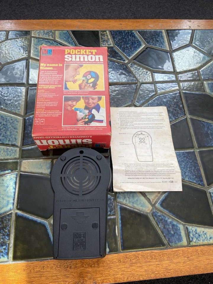 MILTON BRADLEY ELECTRONICS POCKET SIMON A COMPUTER CONTROLLED GAME 1980 VINTAGE - Image 4 of 4