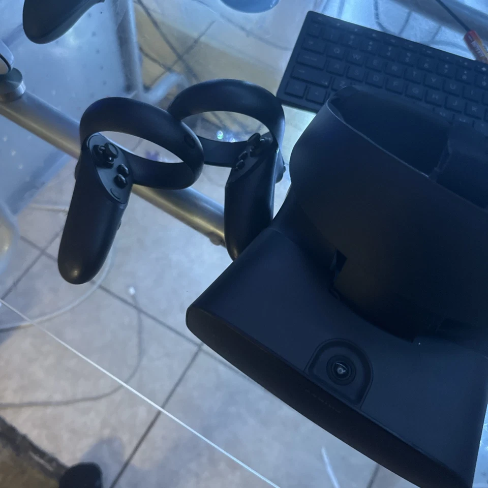 Oculus Rift S PC-Powered VR NO CABLE READ DESC - Image 3 of 3