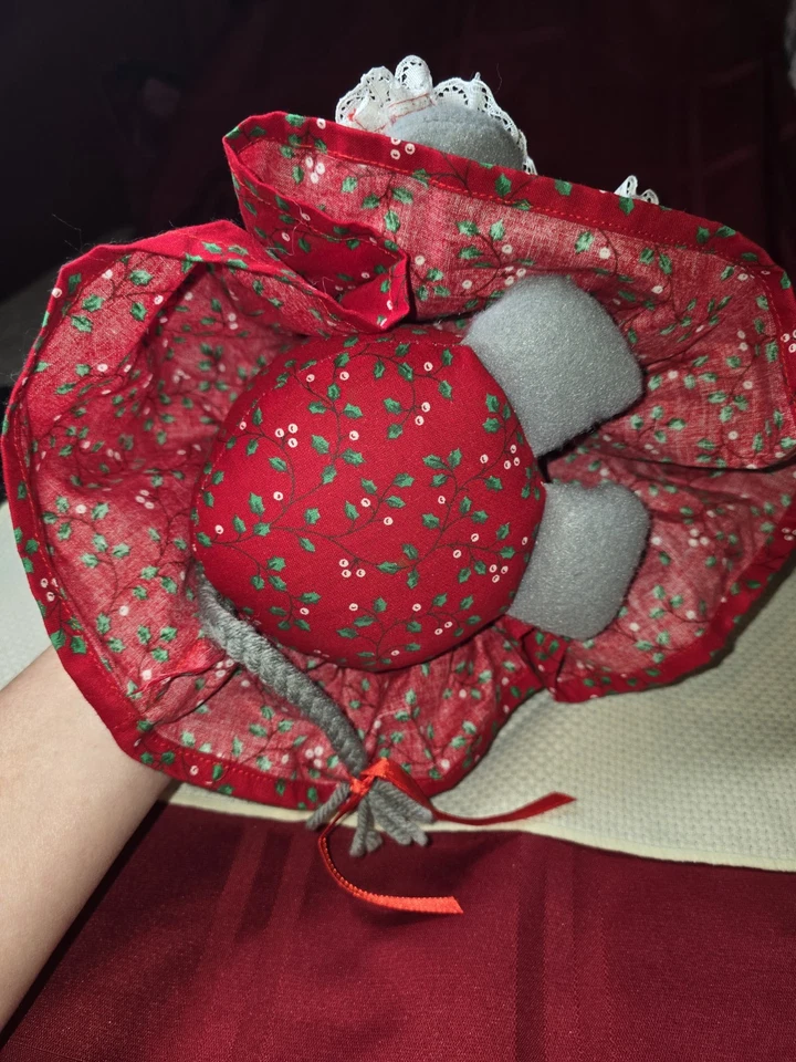 Ratón de Navidad vintage hecho a mano con tope de puerta ponderado con vestido y capó de acebo usado en excelente estado Foto 4 de 4