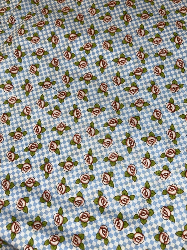 Mary Engelbreit 1 yarda 33” rosas rosadas sobre tela de algodón a cuadros azules - Nuevo Foto 2 de 3