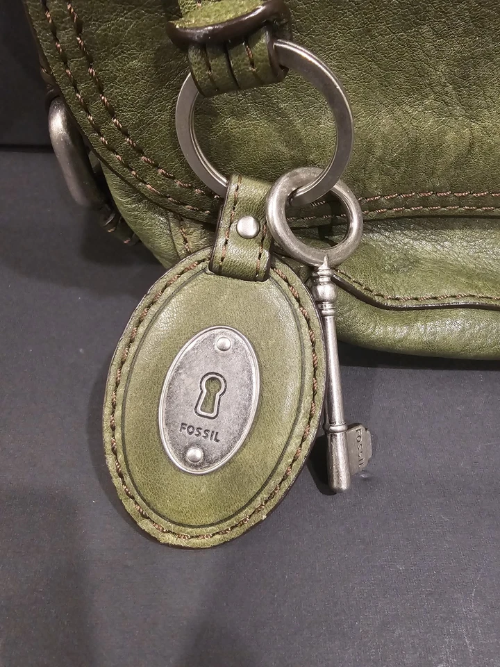 Cartera de cuero verde fósil con cierre a presión con dije - hermosa e impresionante Foto 3 de 4