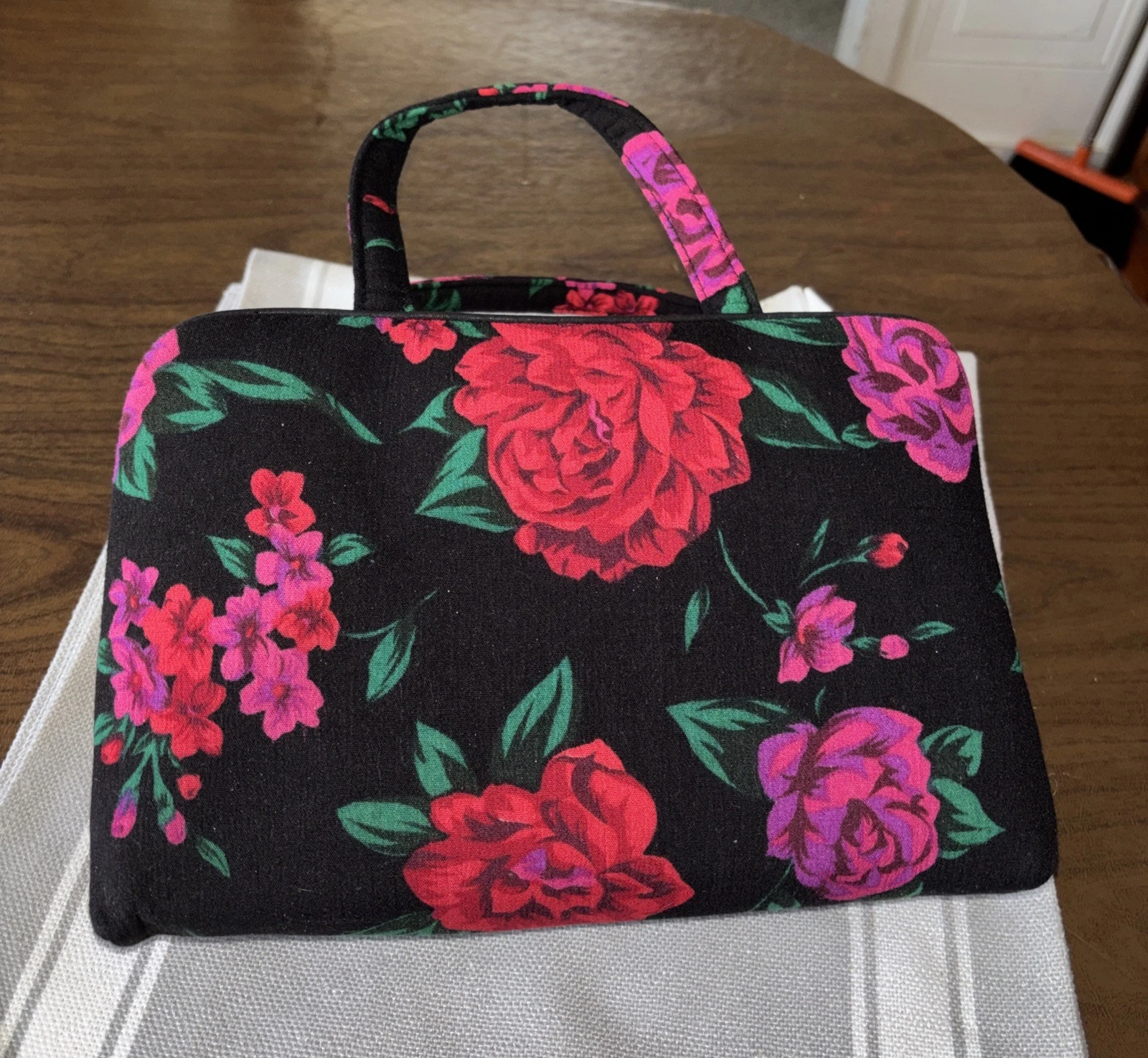 Leslie Faye Red Rose Makeup Bag/Travel Organizer/Toiletry Bag Snap Closure New!