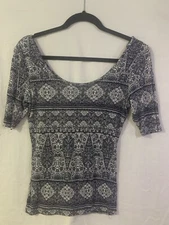 Ultra Flirt Black and White Geometric/Tribal Print Top. SZ M
