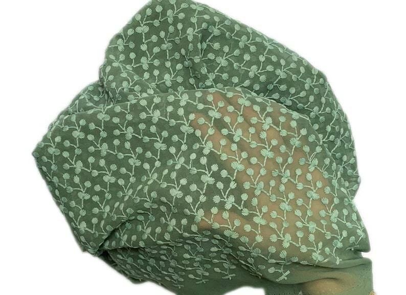 Зеленая прозрачная ткань с вышивкой Sage | Продажа по размеру ткани - небольшие цветочные мотивы - Изображение 2 из 4