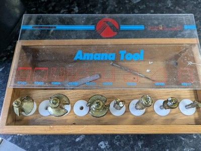 Amana Tool AMS 111 Starterset Hartmetall CNC Bits (zwei Bits fehlen)
