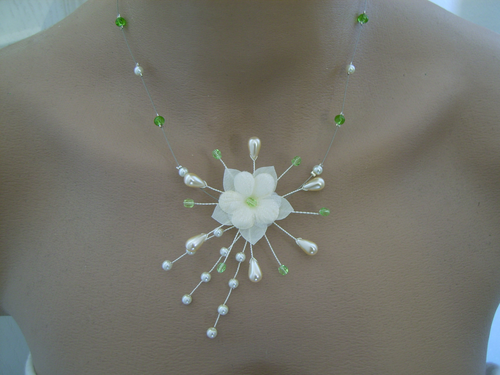 Collier blanc cassé et vert anis pour sublimer votre robe de mariée lors du grand jour