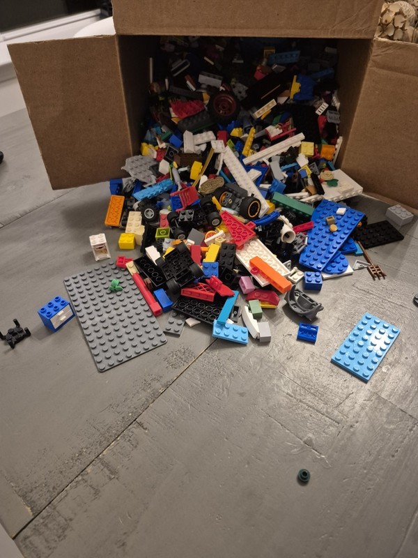 1000 + Plus Lego Pieces