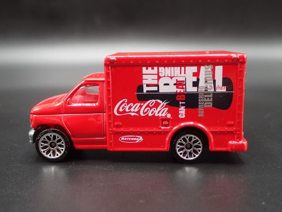 1999 99 FORD E SERIES BOX VAN COCA COLA RED 1:80 SCALE DIORAMA DIECAST MODEL CAR - Image 2 of 4