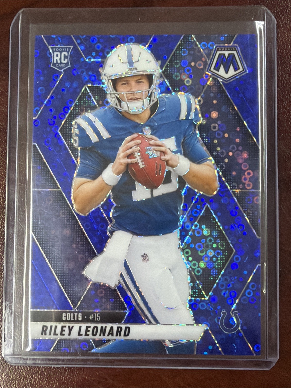 2025 PANINI MOSAIC 372 RILEY LEONARD BLUE NO HUDDLE PRIZM /99 RC ROOKIE COLTS
