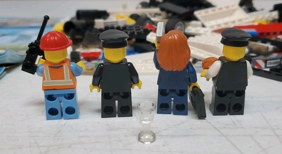 Lego City #60102 Airport VIP Service w/4 Minifigures & Books *READ, INCOMPLETE* - Image 3 of 4