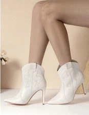 BCBGENERATION Sara Western Heeled Cowgirl Cowboy Ankle Booties Ivory 6.5 Perfect