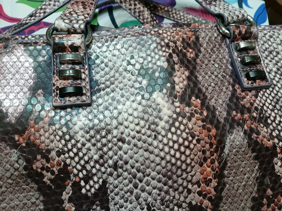 SIMPLY VERA TOTE SHOPPER, Bolso de Mano Vera Wang Estampado de Reptiles, Bolso de Mano Joplin Grande Foto 2 de 4