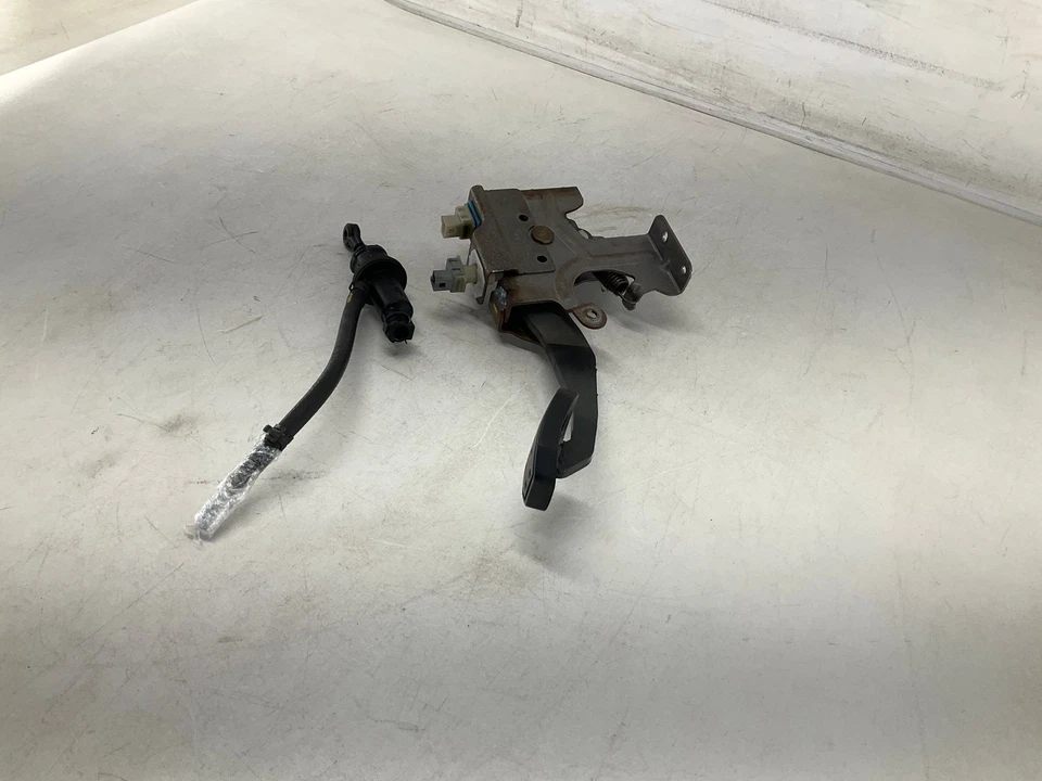 06-10 Pontiac Solstice Manual Transmission Clutch Pedal w/ Master Cylinder Foto 4 de 4