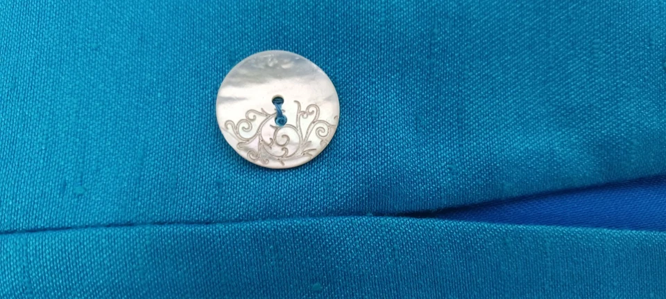 Stunning New sz16 Peacock Blue 2 Piece Short Sleeve Button Top, Ankle Slit Pant - Image 3 of 4