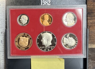 1982年から1986年までのミントセットです、 ☆コレクター必見！！ 平成12年 2000年 ミントセット 貨幣セット