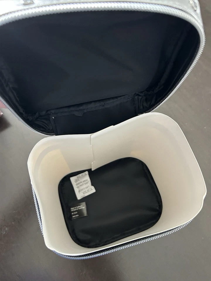 Bolso de Maquillaje VICTORIA’S SECRET Metálico Plateado Estuche Tren Estilo Regalo Madre Nuevo Foto 4 de 4