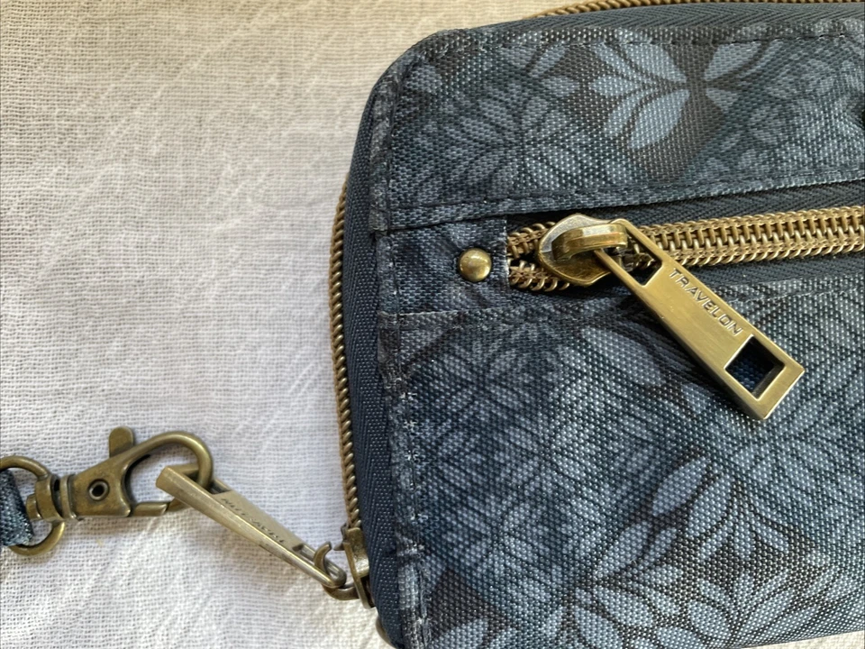 CARTEIRA DE VIAGEM CLUTCH PULSEIRA AZUL MARINHO ESCURO ALÇA COM ZÍPER - Imagem 3 de 4