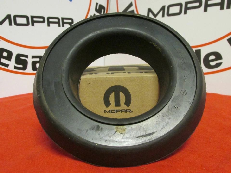 Juego de 2 aisladores de resorte de suspensión delantera Dodge Ram 2500 3500 NUEVO OEM MOPAR Foto 2 de 4