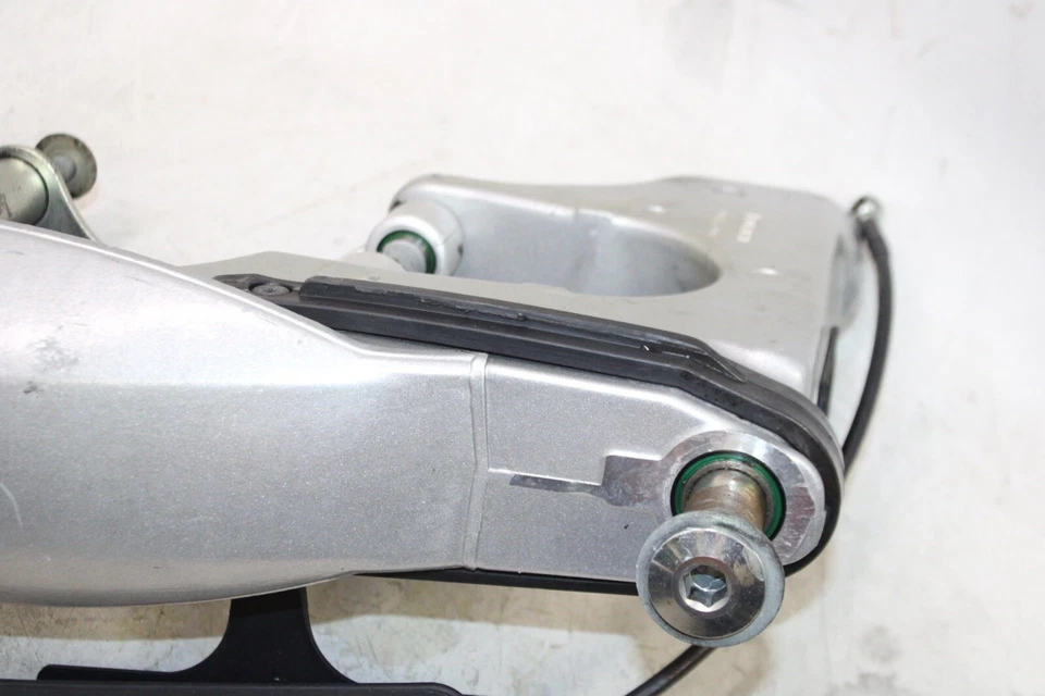 Triumph Speed Triple T509 1999 OEM basculante trasero trasero con pinza de freno de rotor Foto 3 de 4