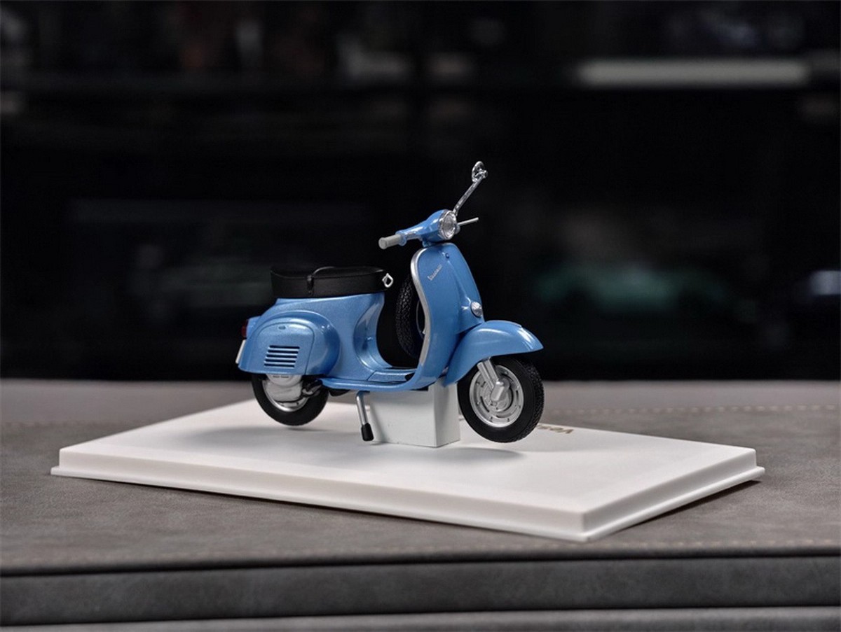 Norev 1/18 Scale Vespa 125 Primavera Blue Motorcycle Diecast Model