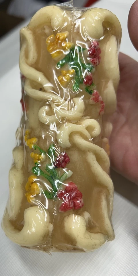 Vela pilar rosas rojas de 6 1/2 pulgadas de alto vintage Eika Candle nueva en caja Foto 4 de 4