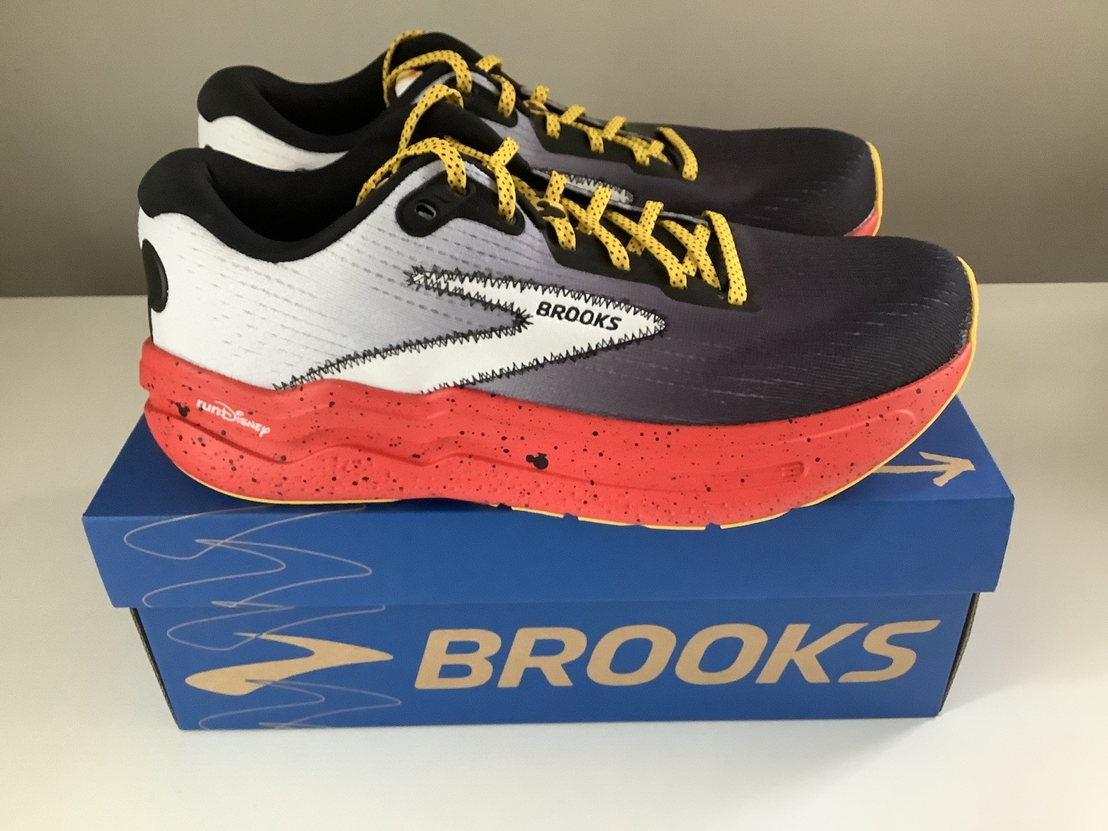 NEW Brooks runDisney Ghost Max 2 Mickey Mouse Women’s Running Shoes - Sz 9.5 image 2