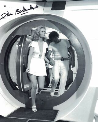 IRKA BOCHENKO - Blonde Schönheit/Drax Mädchen in Moonraker handsigniert 10x8 Foto
