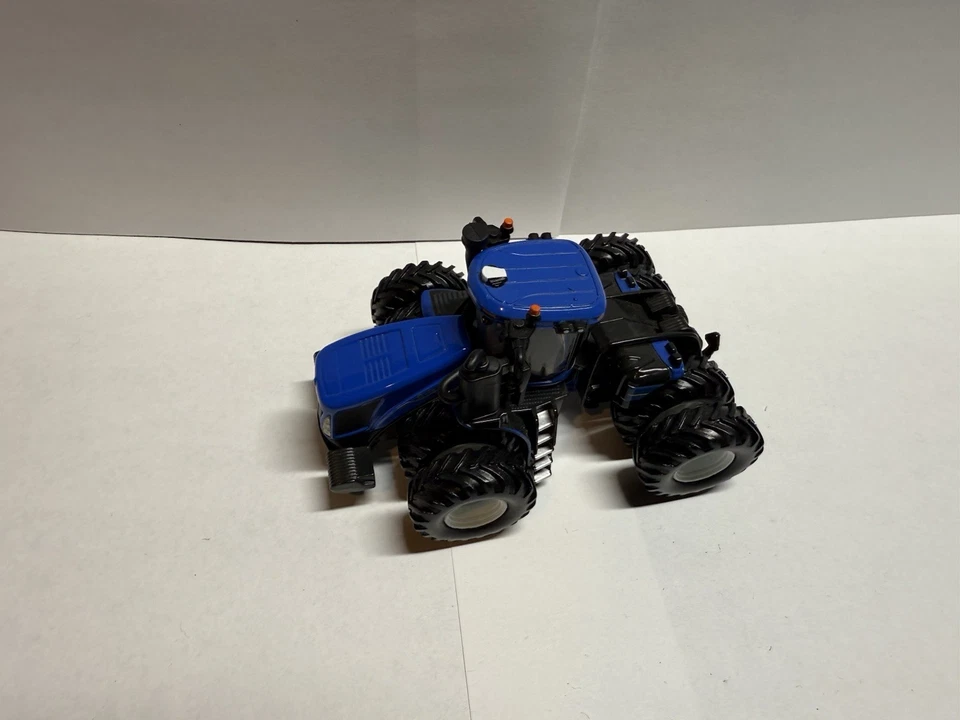 ERTL New Holland T9.700 Prestige Collection Blue Tractor 1:64 Scale - Image 2 of 4
