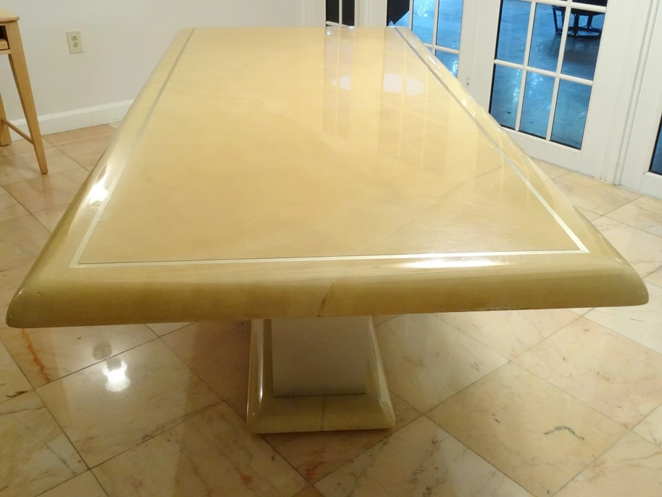 MESA DE COMEDOR STEVE CHASE ATRIBUTO PIEL DE CABRA LACADA E INCRUSTACIONES DE ACERO Y PLATAFORMA REVESTIDA Foto 2 de 4