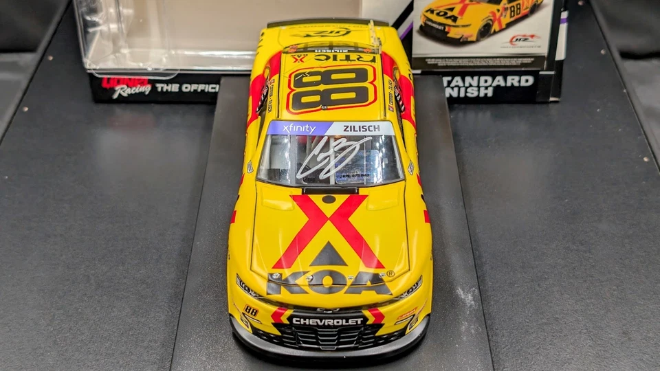 Autocaravana Connor Zilisch #88 KOA 2025 compartir autografiada 1/24 Foto 2 de 4