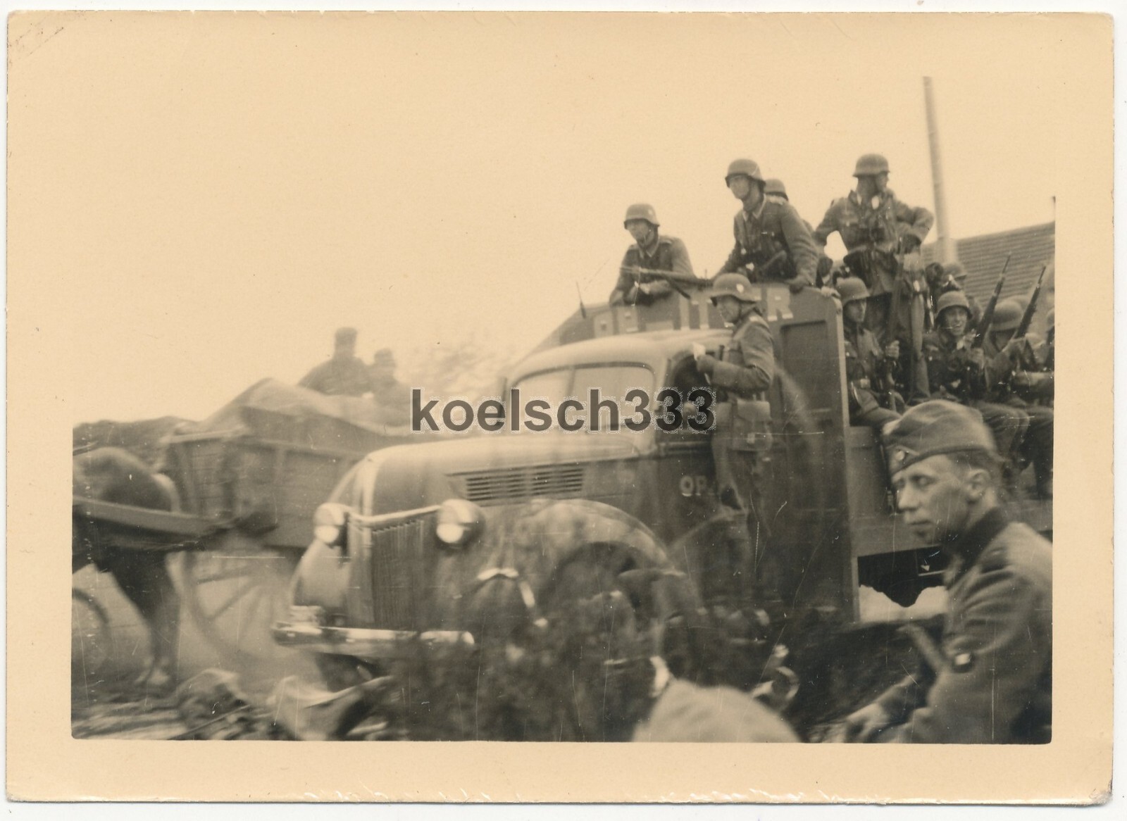 Foto Wehrmacht Soldaten mit einem Ford V8 Beute LKW bei Dünkirchen in
