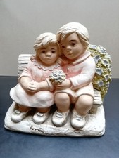 Original Alice Figurenpärchen Mann und Frau auf Bank sitzend