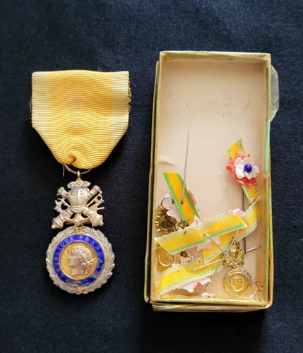 4th Republic Luxury Silver Military Medal Gold Bottom Box & Pins
