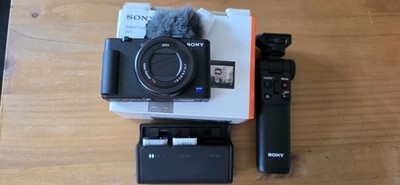 Sony ZV-1 Premium Kompaktkamera, Sony GP-VPT2BT Bluetooth Handgriff, Ladestation