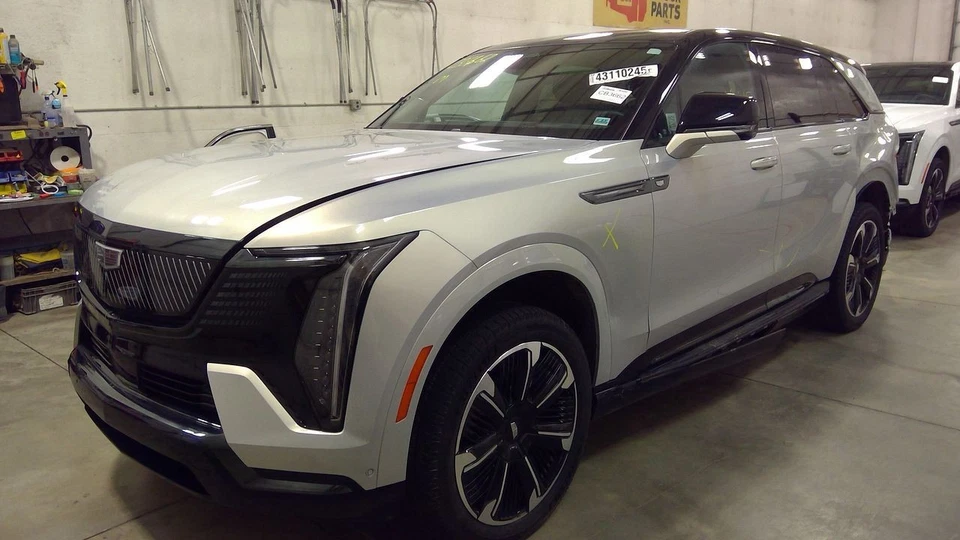 2025 Cadillac Escalade iQ Radiator 3003469 - Image 4 of 4