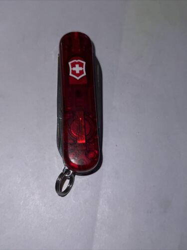 Navaja suiza Victorinox Signature Lite roja translúcida con luz roja - Imagen 4 de 6