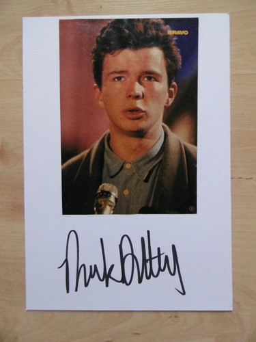 Rick Astley Autogramm signed 15x21 cm Karteikarte mit Magazinbild